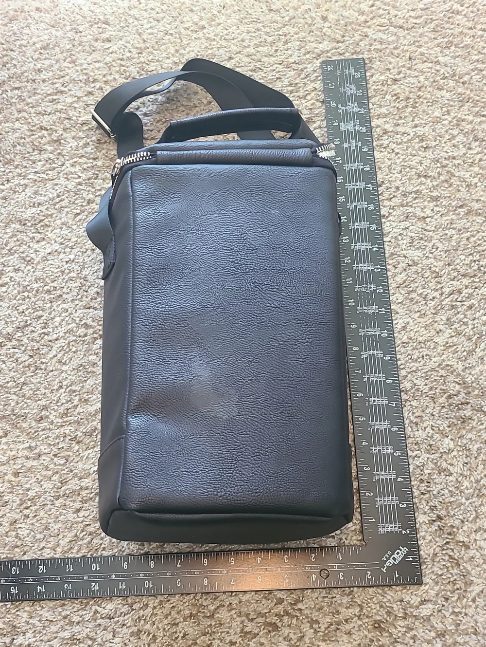 Igloo Black Vertical Insulated Travel Bag Beverage Tote